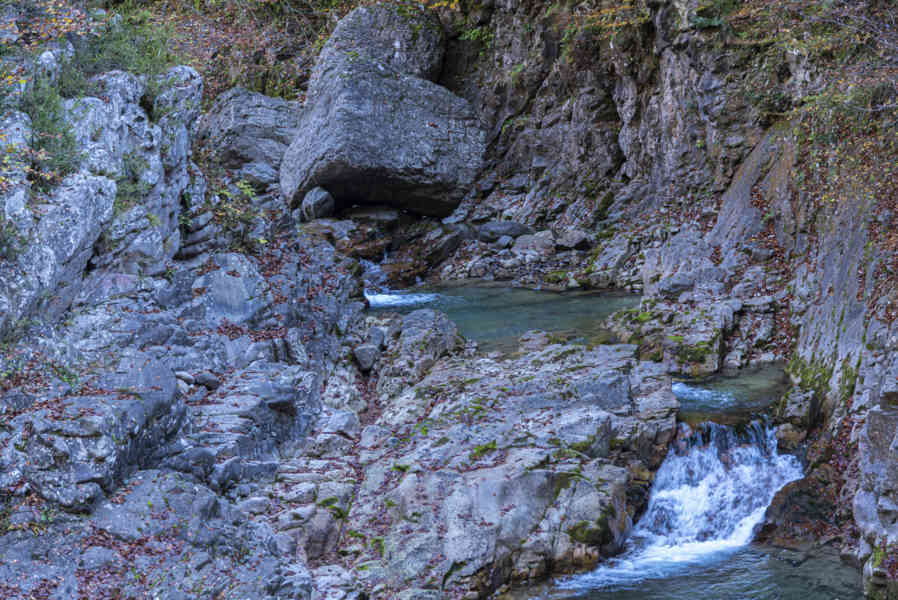 Huesca - parque nacional de Ordesa y Monte Perdido - valle de Añisclo 58 - cañon de Añisclo - rio Aso - salto de agua.jpg